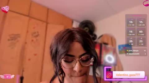Snapshot of lia_daniiels01 chatting on 02/13/25, 01:19 V A L online show from 02/13/25, 01:19