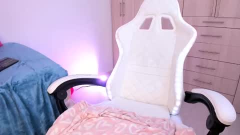 Little Queen Lia  online show from 12/15/24, 03:13