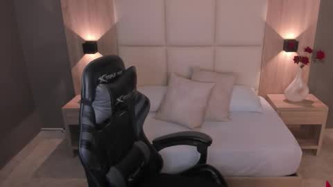 Lia  online show from 12/21/25, 08:27