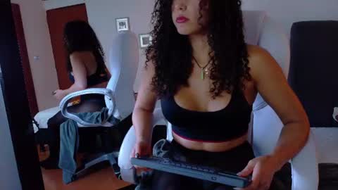 Snapshot of lia_tinez chatting on 07/17/26, 10:03 Lia online show from 07/17/26, 10:03