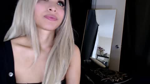 Lia Divina online show from 02/18/25, 11:55