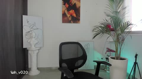 Snapshot of liah_v chatting on 01/22/25, 07:45 Liah online show from 01/22/25, 07:45