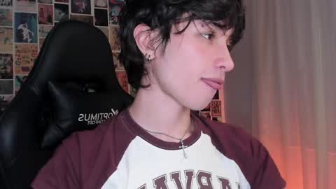 Snapshot of liamelf chatting on 12/27/24, 07:08 Liam online show from 12/27/24, 07:08