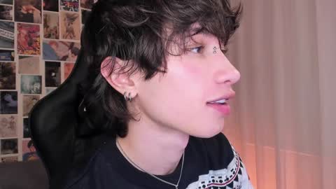 Snapshot of liamelf chatting on 12/29/24, 06:35 Liam online show from 12/29/24, 06:35