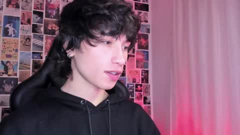 Snapshot of liamelf chatting on 01/14/25, 03:32 Liam online show from 01/14/25, 03:32