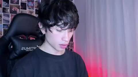 Snapshot of liamelf chatting on 02/25/25, 05:30 Liam online show from 02/25/25, 05:30