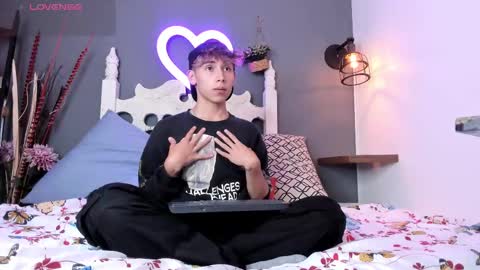 liaml_18_ online show from 09/08/25, 02:16