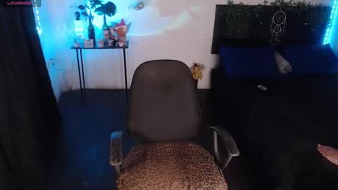 Snapshot of liascarlett chatting on 11/02/25, 04:15 LiaScarlett online show from 11/02/25, 04:15