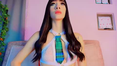 Valentina Hall online show from 01/15/26, 11:37