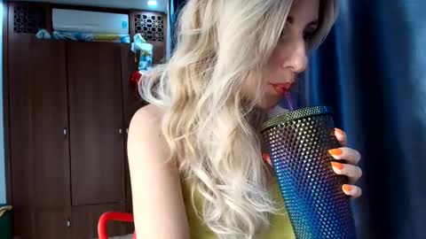 Mia                   Onlyfans link -  online show from 03/10/25, 10:04