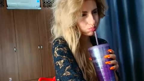 Mia                   Onlyfans link -  online show from 11/21/25, 06:34