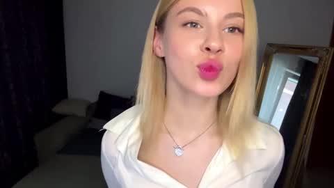 Elisa  online show from 09/10/25, 10:59