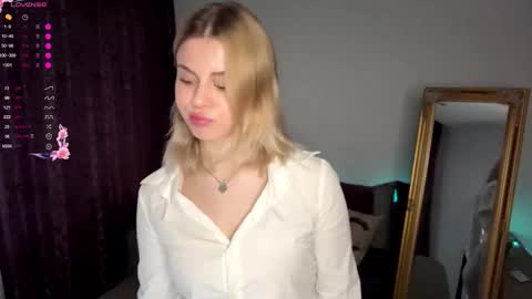 Elisa  online show from 09/22/25, 11:01