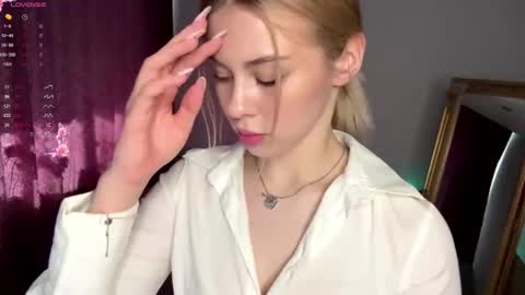 Elisa  online show from 09/24/25, 11:02