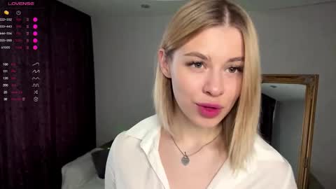 Elisa  online show from 10/17/25, 07:11