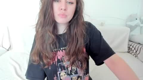 Snapshot of lil_foxy999 chatting on 06/23/26, 01:42 Alisa online show from 06/23/26, 01:42