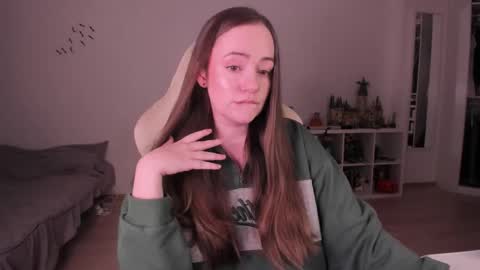 Snapshot of lil_happiness chatting on 11/27/25, 10:45 for free registration 3 online show from 11/27/25, 10:45