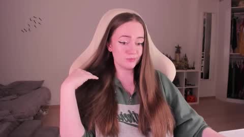 Snapshot of lil_happiness chatting on 11/28/25, 08:11 for free registration 3 online show from 11/28/25, 08:11