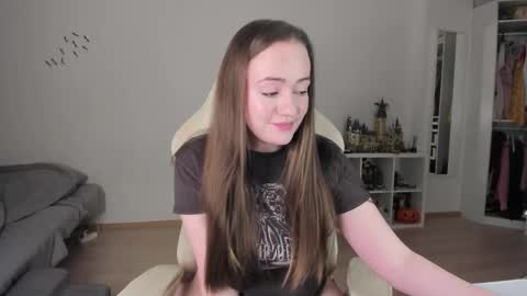 Snapshot of lil_happiness chatting on 11/30/25, 04:44 for free registration 3 online show from 11/30/25, 04:44