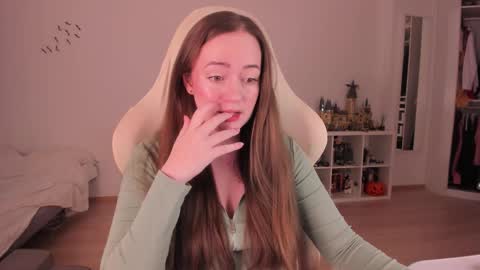 Snapshot of lil_happiness chatting on 12/13/25, 08:47 for free registration 3 online show from 12/13/25, 08:47