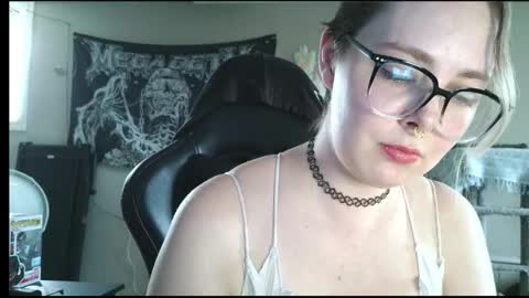Snapshot of lilemmy1999 chatting on 05/18/26, 08:47 emily ryanson online show from 05/18/26, 08:47