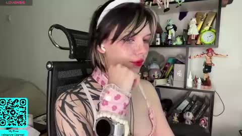 Snapshot of liliandaniels chatting on 06/17/26, 07:00 Lilian online show from 06/17/26, 07:00