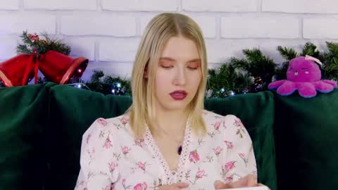 Snapshot of lililinn chatting on 12/16/24, 12:06 LiliLinn online show from 12/16/24, 12:06