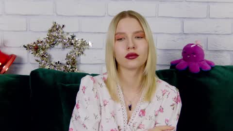 Snapshot of lililinn chatting on 12/27/24, 11:28 LiliLinn online show from 12/27/24, 11:28