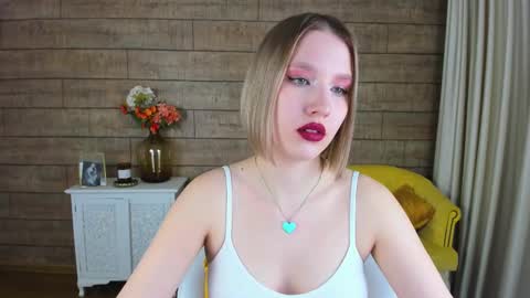 Snapshot of lililinn chatting on 02/12/25, 02:43 LiliLinn online show from 02/12/25, 02:43