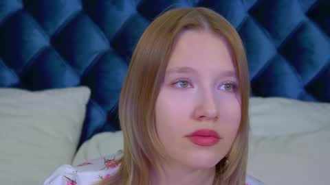 LiliLinn online show from 10/22/25, 06:02