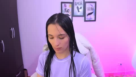 Snapshot of lilith01_ chatting on 02/14/25, 10:49 Leidy online show from 02/14/25, 10:49