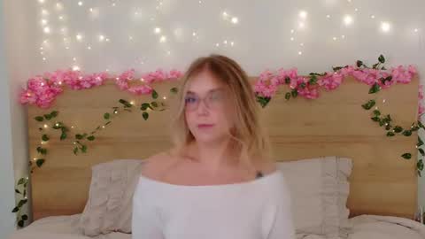 Snapshot of lilith_bonheur chatting on 09/30/25, 12:26 Lilith Bonheur online show from 09/30/25, 12:26