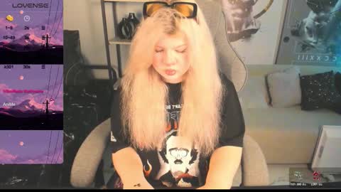 LilithNelson online show from 10/22/25, 05:45