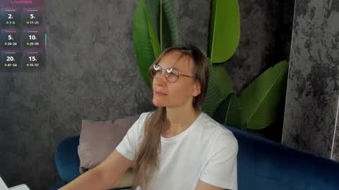 lillian_white1 online show from 09/13/25, 12:32