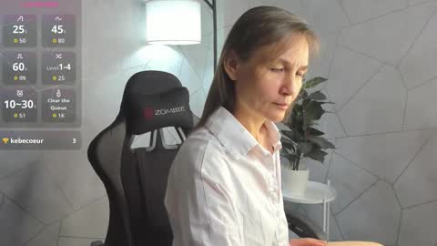 lillian_white1 online show from 09/14/25, 12:43