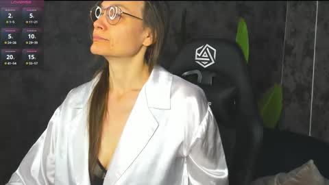 lillian_white1 online show from 09/24/25, 12:14