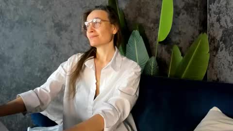 lillian_white1 online show from 10/20/25, 11:49