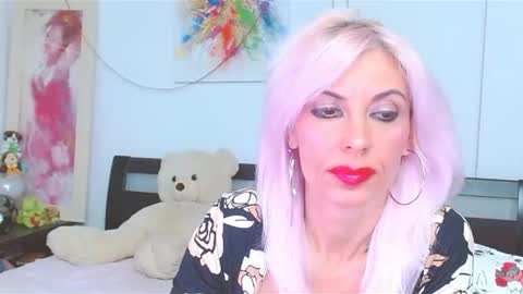 Lara online show from 10/13/25, 04:18