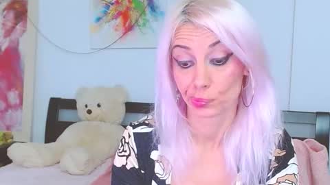 Lara online show from 10/19/25, 09:04