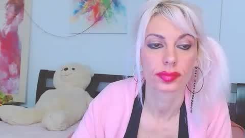 Lara online show from 12/15/25, 01:32