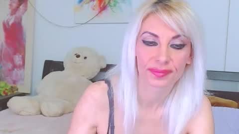 Snapshot of lillianasara chatting on 04/24/26, 07:49 Lara online show from 04/24/26, 07:49