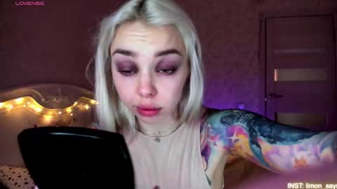 Snapshot of lillimooore chatting on 05/18/26, 01:02 LilliMoore online show from 05/18/26, 01:02