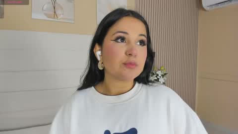 Snapshot of lilly_2809_ chatting on 05/17/26, 03:59 Lizeth follow me in my igimlilycute 3 online show from 05/17/26, 03:59