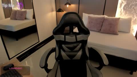 L I L L Y online show from 12/17/25, 12:11