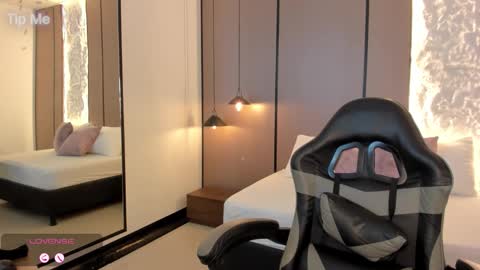 L I L L Y online show from 01/08/26, 12:29