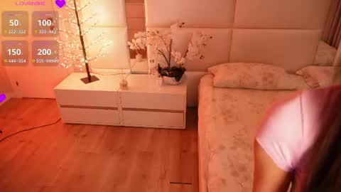 Lilly Colins online show from 07/13/26, 08:00