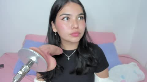 Snapshot of lilly_kinky chatting on 02/20/25, 03:23 Lilly  online show from 02/20/25, 03:23