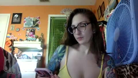 Snapshot of lillylushabae chatting on 10/01/25, 07:09 hi guys im back on here 3 online show from 10/01/25, 07:09