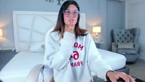 Lilly  online show from 10/07/25, 04:31