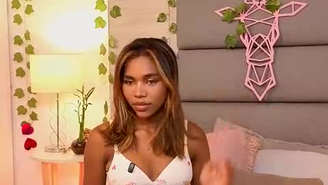 Lily Miiller online show from 10/05/25, 07:45